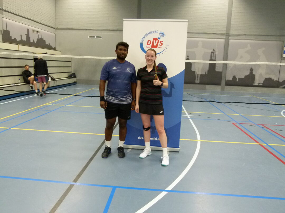 Sandra en Asha voor de DVS-banner